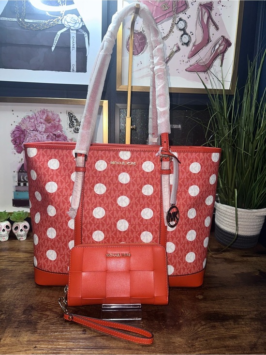 Michael Kors Handbags - NWT Michael Kors Jet Set Tote + Wristlet Set
